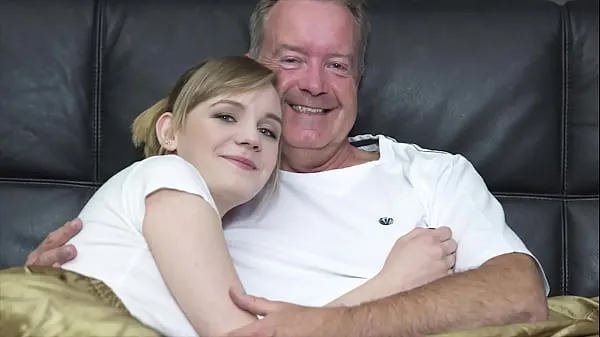 Mutass Sexy blonde bends over to get fucked by grandpa big cock friss filmet