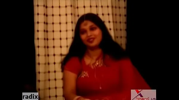 Vis chubby fat indian aunty in red sari ferske filmer