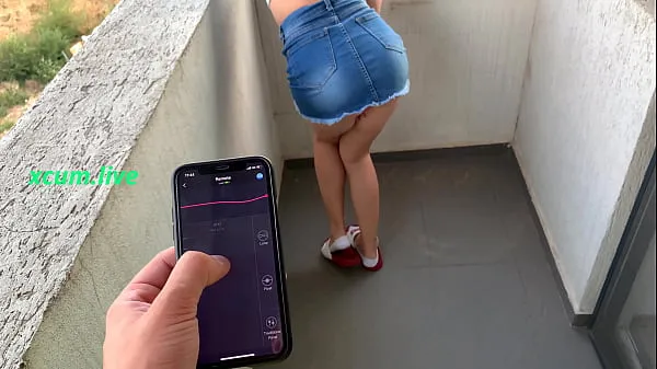 Visa Controlling vibrator by step brother in public places färska filmer