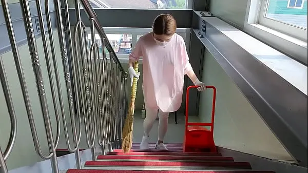 한국여자 알바 - 짧은 반바지 입고 사무실 계단 청소 노브라개의 최신 영화 표시
