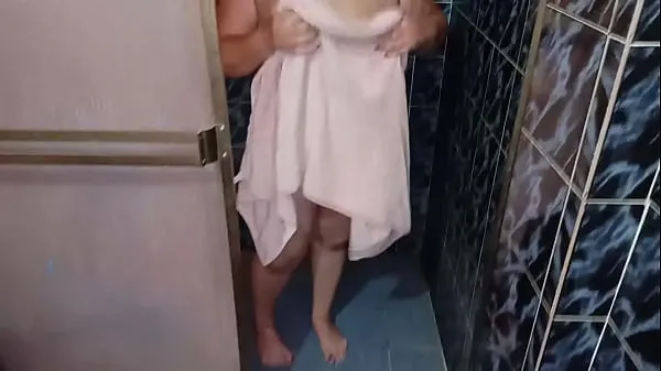 Tampilkan Spying on my STEPMOTHER while she's taking a bath when I come in she asks me to help her dry it ends up sucking my COCK Film baru