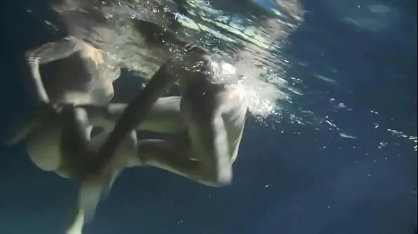 Mutass Lesbians and solo girls make out underwater friss filmet