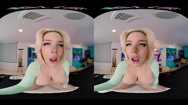 Tampilkan Seductive blonde with big boobs gives you a steamy show in VR Film baru
