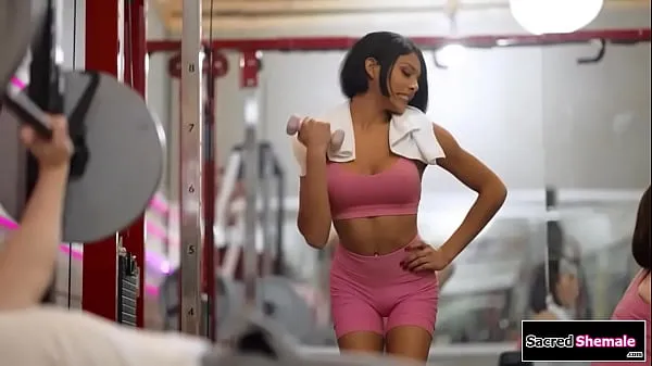 Visa Latina tgirl Lola Morena gets barebacked at a gym färska filmer