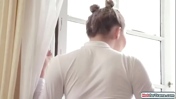 Afficher La transexuelle en collants Emma Rose séduit un travailleur devant la fenêtre de sa chambre. La tgirl lui permet de vénérer ses pieds nouveaux films