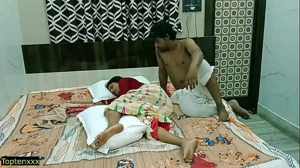 عرض Indian step father fucked his wife! Plz Babu ji don't cum inside أفلام جديدة
