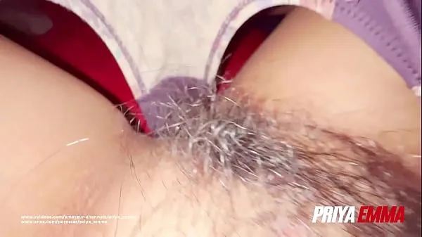 Prikaži Indian Aunty with Big Boobs spreading her legs to show Hairy Pussy Homemade Indian Porn XXX Video svežih filmov
