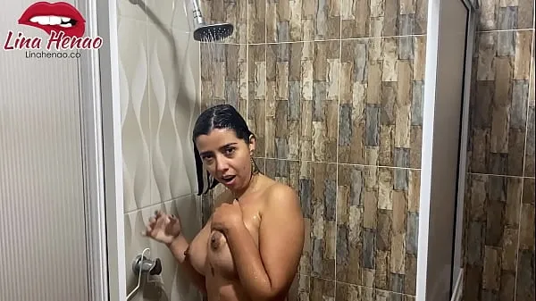 Zobraziť nové filmy (My stepmother catches me spying on her while she bathes and fucks me very hard until I fill her pussy with milk)