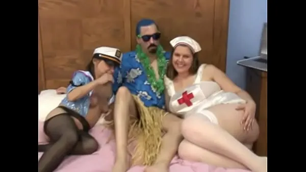 عرض Midget sailor chick sucks cock then gets her pussy eaten by freak on hotel bed أفلام جديدة