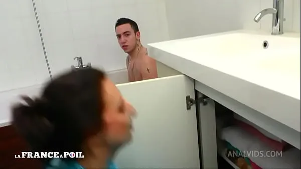 French youngster buggers his cougar landlady in the shower개의 최신 영화 표시