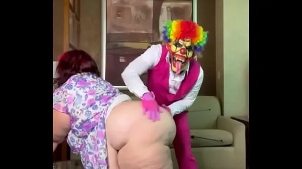 Vis Clown showing BBW white slut a good time in his luxury hotel room ferske filmer
