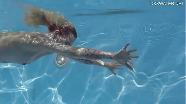 Mutass Finnish blonde tattooed pornstar Mimi underwater friss filmet