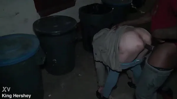 Pokaż Fucking this prostitute next to the dumpster in a alleyway we got caughtnowe filmy