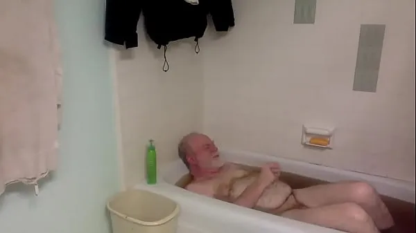 Näytä guy in bath tuoretta elokuvaa