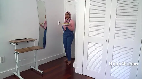 Prikaži Corrupting My Chubby Hijab Wearing StepNiece svežih filmov