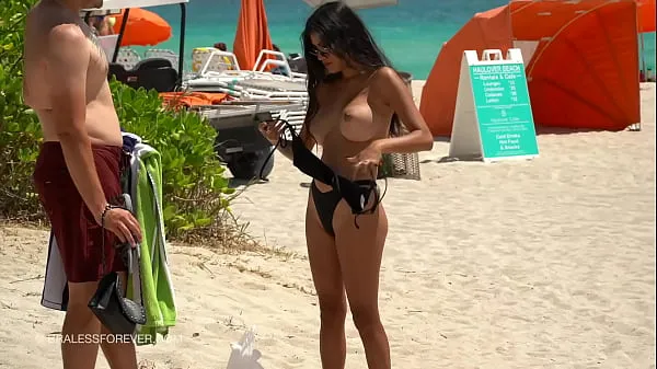 Tampilkan Huge boob hotwife at the beach Film baru