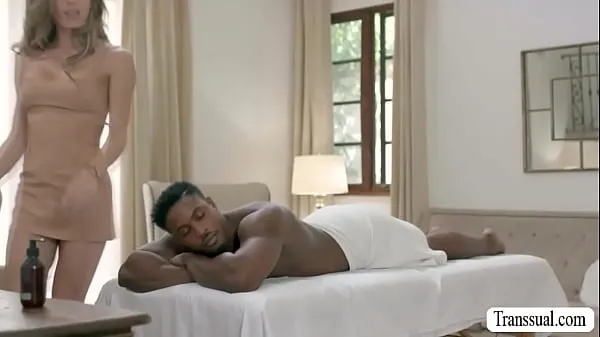 Tampilkan Sexy Trans masseuse is so lucky today because her black customer came by into her starts sucking his BBC and lets him put it inside her ass Film baru