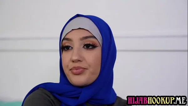 Näytä HijabHookup.Me - Bubble butt Middle Eastern muslim teen needed to be cheered up with cock tuoretta elokuvaa