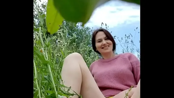 Vis Naked horny MILF in a chamomile field masturbates, pisses and wards off a wasp / Angela-MILF nye film
