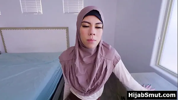 Shy muslim teen Mila Marie keeps her hijab on when fucking개의 최신 영화 표시