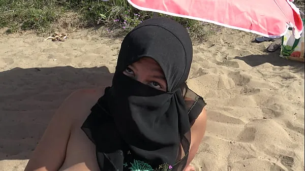 Vis Arab milf enjoys hardcore sex on the beach in France ferske filmer