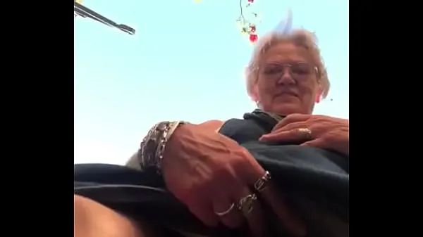 Visa Grandma shows big slit outside färska filmer