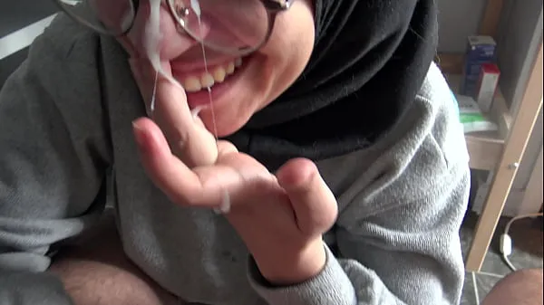 Näytä A Muslim girl is disturbed when she sees her teachers big French cock tuoretta elokuvaa