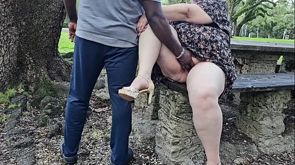 Prikaži Big ass Pawg hijab Muslim Milf pissing outdoor in the park and getting pussy fingered by stranger svežih filmov