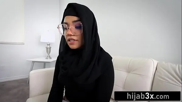 Pokaż Nerdy Big Ass Muslim Hottie Gets Confidence Boost From Her Stepbronowe filmy