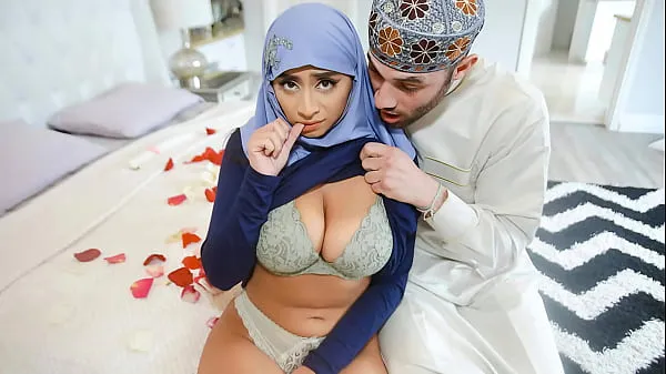 عرض Arab Husband Trying to Impregnate His Hijab Wife - HijabLust أفلام جديدة