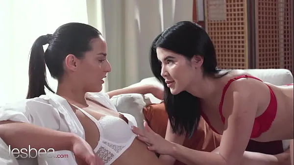 Zobraziť nové filmy (Lesbea Dressed in sexy lingerie these two lesbians have intimate sex together)