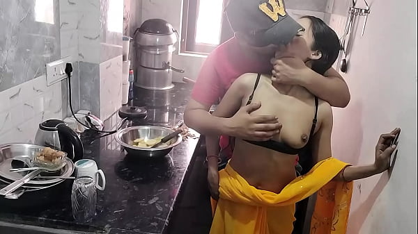 Tunjukkan Horny Indian Man Fucking His Hot Desi Wife In Kitchen Filem baharu