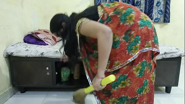 Desi sister-in-law was cleaning her house and her brother fucked her Yeni Filmi göster