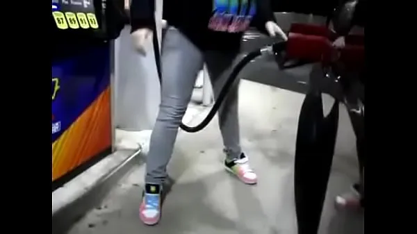 Εμφάνιση desperate girl wetting pee jeans while pumping gas φρέσκων ταινιών