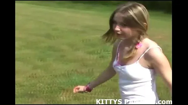 Innocent teen Kitty flashing her pink panties تازہ فلمیں دکھائیں