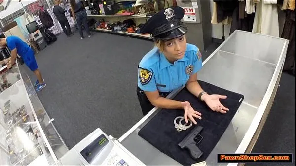 Police officer pawns her gun and is fucked개의 최신 영화 표시